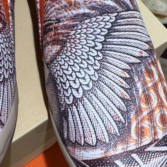 UIN Women's Slip-On Sneakers with Bird Art in Orange and Black - Picture 4 of 5